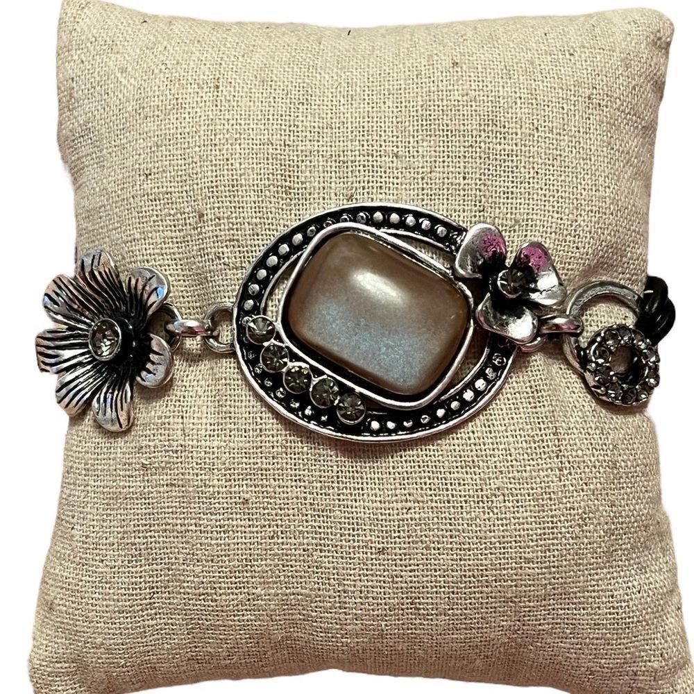 🤯5/$25🤯 Silver Flower Rhinestone Resin Leather Bracelet